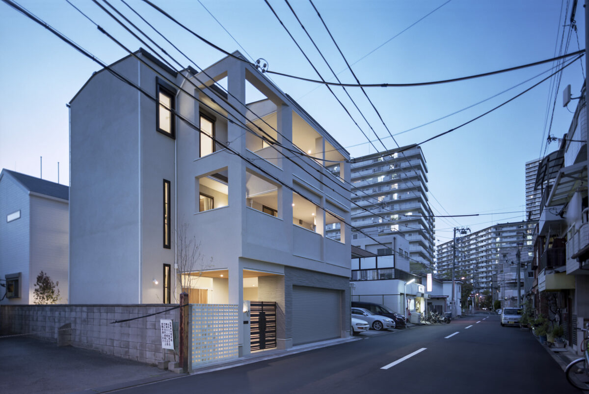 写真：南東側外観夕景